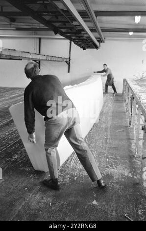 Effettivo 52-3-1971: Clima duro per mobili. L'industria norvegese dei mobili è entrata in un clima più duro. Le importazioni di mobili aumentano di anno in anno. La concorrenza per i clienti si è intensificata. Ci sono persino fabbriche che trovano più redditizio importare le merci dall'estero che produrle loro stesse. Foto: Sverre A. Børretzen/Aktuell/NTB ***FOTO NON ELABORATA*** il testo dell'immagine è tradotto automaticamente Foto Stock
