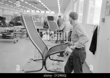 Effettivo 52-3-1971: Clima duro per mobili. L'industria norvegese dei mobili è entrata in un clima più duro. Le importazioni di mobili aumentano di anno in anno. La concorrenza per i clienti si è intensificata. Ci sono persino fabbriche che trovano più redditizio importare le merci dall'estero che produrle loro stesse. Foto: Sverre A. Børretzen/Aktuell/NTB ***FOTO NON ELABORATA*** il testo dell'immagine è tradotto automaticamente Foto Stock