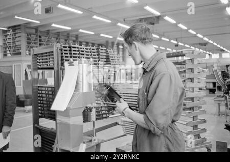 Effettivo 52-3-1971: Clima duro per mobili. L'industria norvegese dei mobili è entrata in un clima più duro. Le importazioni di mobili aumentano di anno in anno. La concorrenza per i clienti si è intensificata. Ci sono persino fabbriche che trovano più redditizio importare le merci dall'estero che produrle loro stesse. Foto: Sverre A. Børretzen/Aktuell/NTB ***FOTO NON ELABORATA*** il testo dell'immagine è tradotto automaticamente Foto Stock