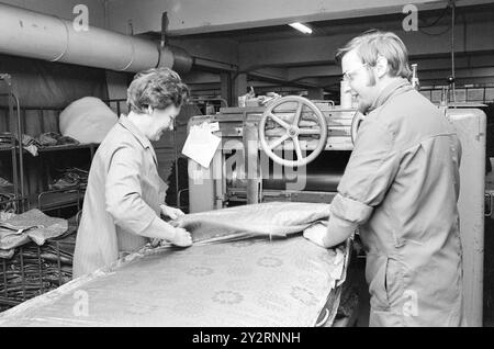 Effettivo 52-3-1971: Clima duro per mobili. L'industria norvegese dei mobili è entrata in un clima più duro. Le importazioni di mobili aumentano di anno in anno. La concorrenza per i clienti si è intensificata. Ci sono persino fabbriche che trovano più redditizio importare le merci dall'estero che produrle loro stesse. Foto: Sverre A. Børretzen/Aktuell/NTB ***FOTO NON ELABORATA*** il testo dell'immagine è tradotto automaticamente Foto Stock