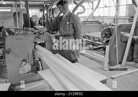 Effettivo 52-3-1971: Clima duro per mobili. L'industria norvegese dei mobili è entrata in un clima più duro. Le importazioni di mobili aumentano di anno in anno. La concorrenza per i clienti si è intensificata. Ci sono persino fabbriche che trovano più redditizio importare le merci dall'estero che produrle loro stesse. Foto: Sverre A. Børretzen/Aktuell/NTB ***FOTO NON ELABORATA*** il testo dell'immagine è tradotto automaticamente Foto Stock