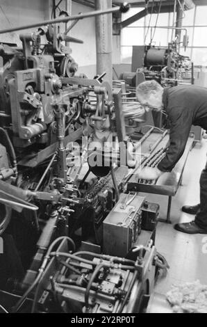Effettivo 52-3-1971: Clima duro per mobili. L'industria norvegese dei mobili è entrata in un clima più duro. Le importazioni di mobili aumentano di anno in anno. La concorrenza per i clienti si è intensificata. Ci sono persino fabbriche che trovano più redditizio importare le merci dall'estero che produrle loro stesse. Foto: Sverre A. Børretzen/Aktuell/NTB ***FOTO NON ELABORATA*** il testo dell'immagine è tradotto automaticamente Foto Stock