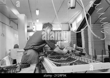 Effettivo 52-3-1971: Clima duro per mobili. L'industria norvegese dei mobili è entrata in un clima più duro. Le importazioni di mobili aumentano di anno in anno. La concorrenza per i clienti si è intensificata. Ci sono persino fabbriche che trovano più redditizio importare le merci dall'estero che produrle loro stesse. Foto: Sverre A. Børretzen/Aktuell/NTB ***FOTO NON ELABORATA*** il testo dell'immagine è tradotto automaticamente Foto Stock