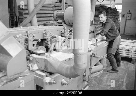 Effettivo 52-3-1971: Clima duro per mobili. L'industria norvegese dei mobili è entrata in un clima più duro. Le importazioni di mobili aumentano di anno in anno. La concorrenza per i clienti si è intensificata. Ci sono persino fabbriche che trovano più redditizio importare le merci dall'estero che produrle loro stesse. Foto: Sverre A. Børretzen/Aktuell/NTB ***FOTO NON ELABORATA*** il testo dell'immagine è tradotto automaticamente Foto Stock