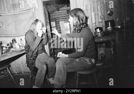 Effettivo 52-2-1971: Un posto a Sollia. Dieci o dodici giovani che si sono stancati del traffico e del trambusto della grande città e della vita stressante del nostro tempo si sono trasferiti a Sollia, nel comune di Stor-Elvdal. Si sono stabiliti in fattorie dismesse. Foto: Aage Storløkken / Aktuell / NTB ***FOTO NON ELABORATA*** il testo dell'immagine è tradotto automaticamente Foto Stock