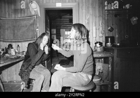 Effettivo 52-2-1971: Un posto a Sollia. Dieci o dodici giovani che si sono stancati del traffico e del trambusto della grande città e della vita stressante del nostro tempo si sono trasferiti a Sollia, nel comune di Stor-Elvdal. Si sono stabiliti in fattorie dismesse. Foto: Aage Storløkken / Aktuell / NTB ***FOTO NON ELABORATA*** il testo dell'immagine è tradotto automaticamente Foto Stock