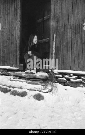 Effettivo 52-2-1971: Un posto a Sollia. Dieci o dodici giovani che si sono stancati del traffico e del trambusto della grande città e della vita stressante del nostro tempo si sono trasferiti a Sollia, nel comune di Stor-Elvdal. Si sono stabiliti in fattorie dismesse. Foto: Aage Storløkken / Aktuell / NTB ***FOTO NON ELABORATA*** il testo dell'immagine è tradotto automaticamente Foto Stock