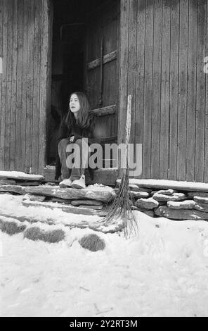 Effettivo 52-2-1971: Un posto a Sollia. Dieci o dodici giovani che si sono stancati del traffico e del trambusto della grande città e della vita stressante del nostro tempo si sono trasferiti a Sollia, nel comune di Stor-Elvdal. Si sono stabiliti in fattorie dismesse. Foto: Aage Storløkken / Aktuell / NTB ***FOTO NON ELABORATA*** il testo dell'immagine è tradotto automaticamente Foto Stock