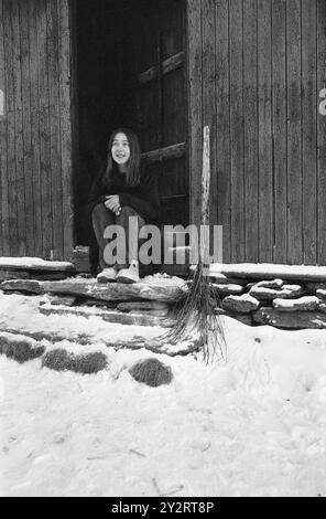 Effettivo 52-2-1971: Un posto a Sollia. Dieci o dodici giovani che si sono stancati del traffico e del trambusto della grande città e della vita stressante del nostro tempo si sono trasferiti a Sollia, nel comune di Stor-Elvdal. Si sono stabiliti in fattorie dismesse. Foto: Aage Storløkken / Aktuell / NTB ***FOTO NON ELABORATA*** il testo dell'immagine è tradotto automaticamente Foto Stock