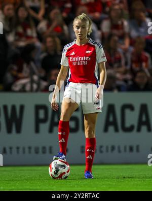 Leah Williamson dell'Arsenal in azione durante la finale del primo turno di qualificazione alla UEFA Women's Champions League al Meadow Park di Borehamwood. Foto Stock