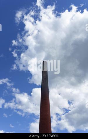 Un'ampia area fumatori di mattoni sotto un cielo nuvoloso Foto Stock