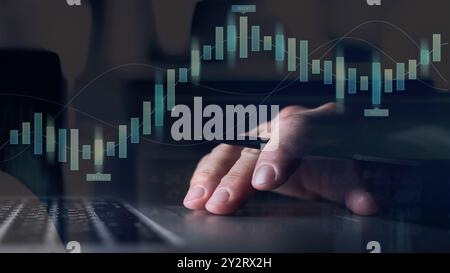 Broker che lavora utilizzando un computer Foto Stock