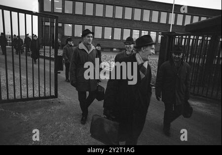 Attuale 5-6-1971: 20 miglia al giorno. L'operaio Karsten Sander e i suoi compagni di lavoro di Kongsvinger hanno un viaggio in treno di due ore alle spalle quando iniziano a lavorare alle 7,00 del mattino presso l'officina ferroviaria di Grorud. Questi pendolari hanno un viaggio in treno di tre ore al giorno per andare e uscire dal lavoro. Foto: Aage Storløkken/Aktuell/NTB ***FOTO NON ELABORATA*** il testo dell'immagine è tradotto automaticamente Foto Stock