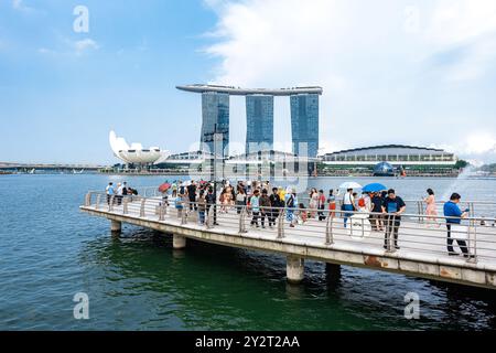 Singapore - 13 giugno 2024: Veduta di Marina Bay Sands a Singapore. Paesaggio cittadino al cielo blu del giorno. Concetto di viaggio Foto Stock