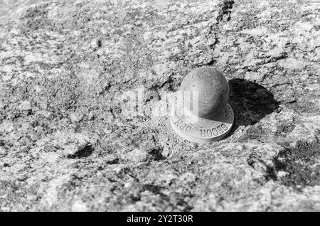 Corrente 48B-4-1971 : Zero metri sul livello del mare. Tregde, a pochi chilometri da Mandal, ha una funzione speciale come stazione di misurazione ufficiale per il livello dell'acqua in Norvegia. Una piccola sfera e un dispositivo di misurazione forniscono la base per il livello di altezza nelle nostre mappe, triangolazioni e triangolazioni municipali. L'inerzia è l'area più stabile ed è adatta come "punto zero". Oslo sale, ad esempio 4 millimetri all'anno. Qui abbiamo il famoso proiettile, o bullone. Non notevole sì, ma importante comunque, forse una piccola attrazione turistica? Foto: Sverre A. Børretzen / Aktuell / NTB ***FOTO NO Foto Stock