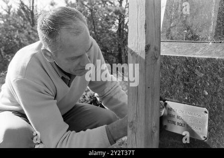 Corrente 48B-4-1971 : Zero metri sul livello del mare. Tregde, a pochi chilometri da Mandal, ha una funzione speciale come stazione di misurazione ufficiale per il livello dell'acqua in Norvegia. Una piccola sfera e un dispositivo di misurazione forniscono la base per il livello di altezza nelle nostre mappe, triangolazioni e triangolazioni municipali. L'inerzia è l'area più stabile ed è adatta come "punto zero". Oslo sale, ad esempio 4 millimetri all'anno. Bjørn Pedersen si adatta bene al punto zero, senza necessariamente lucidare l'oggetto per questo motivo. Trägde manterrà la posizione come punto zero per diversi anni a venire. Foto: Foto Stock
