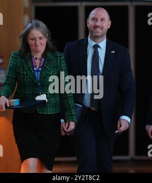 Il segretario di gabinetto per la salute e l'assistenza sociale Neil Gray insieme a Maree Todd arriva alla camera di discussione al Parlamento scozzese a Holyrood, Edimburgo. Data foto: Mercoledì 11 settembre 2024. Foto Stock