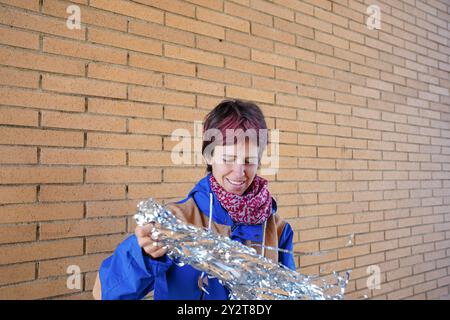 Ritratto di una donna che si diverte alla festa. Festa di Natale Foto Stock