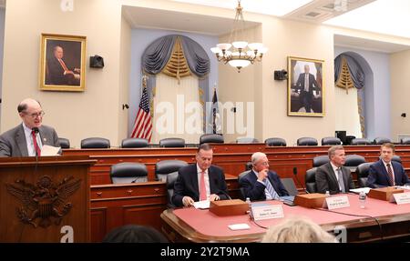 Da sinistra, Rep. Brad Sherman (D-CA), sul podio, il generale James Jones (ret.), il 21° Consigliere per la sicurezza nazionale degli Stati Uniti e il 14° Comandante Supremo alleato, Gen. Keith Kellogg Jr. (ret.); ex Consigliere per la sicurezza nazionale del Vice Presidente degli Stati Uniti; Gen. Tod Wolters (ret.), il 19° Comandante supremo alleato Europa; AMB. Lincoln Bloomfield Jr., ex Vice Segretario di Stato per gli affari politico-militari degli Stati Uniti; durante un briefing del Congresso alla camera dei rappresentanti degli Stati Uniti. Briefing del Congresso alla camera dei rappresentanti degli Stati Uniti sulle minacce del regime iraniano, incluso il destab regionale Foto Stock