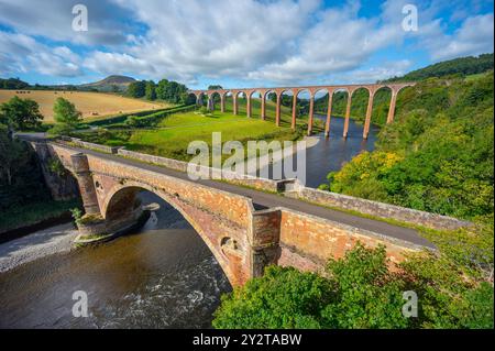 7 settembre 2024 Viadotto Leaderfoot, Drygrange, River Tweed, Scottish Borders, Scozia. Meteo nel Regno Unito. Una vista colorata mentre il sole splende sugli archi del Viadotto Leaderfoot che attraversa il fiume Tweed vicino a Melrose, nei confini scozzesi. Un punto di osservazione popolare per gli escursionisti e i turisti. Il viadotto Leaderfoot è talvolta noto come viadotto di Drygrange. Questo viadotto ferroviario si estende sul fiume Tweed vicino a Melrose e si trova a 126 metri dal fondo della valle del fiume. Fu aperta nel novembre 1863 per la Berwickshire Railway. La linea chiuse al traffico passeggeri il 13 agosto 1948. Foto Stock