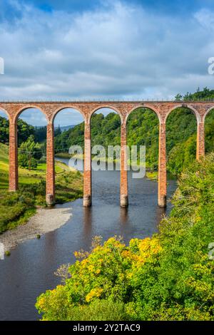 7 settembre 2024 Viadotto Leaderfoot, Drygrange, River Tweed, Scottish Borders, Scozia. Meteo nel Regno Unito. Una vista colorata mentre il sole splende sugli archi del Viadotto Leaderfoot che attraversa il fiume Tweed vicino a Melrose, nei confini scozzesi. Un punto di osservazione popolare per gli escursionisti e i turisti. Il viadotto Leaderfoot è talvolta noto come viadotto di Drygrange. Questo viadotto ferroviario si estende sul fiume Tweed vicino a Melrose e si trova a 126 metri dal fondo della valle del fiume. Fu aperta nel novembre 1863 per la Berwickshire Railway. La linea chiuse al traffico passeggeri il 13 agosto 1948. Foto Stock
