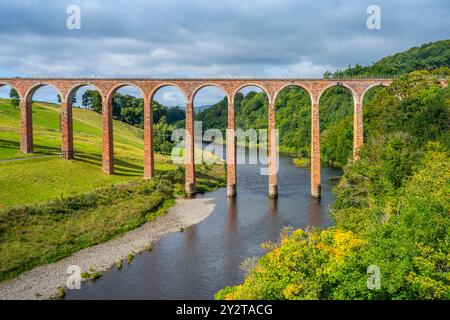 7 settembre 2024 Viadotto Leaderfoot, Drygrange, River Tweed, Scottish Borders, Scozia. Meteo nel Regno Unito. Una vista colorata mentre il sole splende sugli archi del Viadotto Leaderfoot che attraversa il fiume Tweed vicino a Melrose, nei confini scozzesi. Un punto di osservazione popolare per gli escursionisti e i turisti. Il viadotto Leaderfoot è talvolta noto come viadotto di Drygrange. Questo viadotto ferroviario si estende sul fiume Tweed vicino a Melrose e si trova a 126 metri dal fondo della valle del fiume. Fu aperta nel novembre 1863 per la Berwickshire Railway. La linea chiuse al traffico passeggeri il 13 agosto 1948. Foto Stock