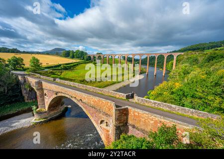 7 settembre 2024 Viadotto Leaderfoot, Drygrange, River Tweed, Scottish Borders, Scozia. Meteo nel Regno Unito. Una vista colorata mentre il sole splende sugli archi del Viadotto Leaderfoot che attraversa il fiume Tweed vicino a Melrose, nei confini scozzesi. Un punto di osservazione popolare per gli escursionisti e i turisti. Il viadotto Leaderfoot è talvolta noto come viadotto di Drygrange. Questo viadotto ferroviario si estende sul fiume Tweed vicino a Melrose e si trova a 126 metri dal fondo della valle del fiume. Fu aperta nel novembre 1863 per la Berwickshire Railway. La linea chiuse al traffico passeggeri il 13 agosto 1948. Foto Stock