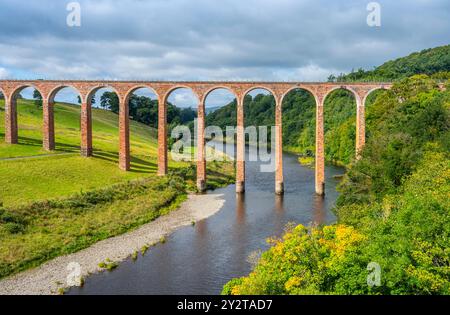 7 settembre 2024 Viadotto Leaderfoot, Drygrange, River Tweed, Scottish Borders, Scozia. Meteo nel Regno Unito. Una vista colorata mentre il sole splende sugli archi del Viadotto Leaderfoot che attraversa il fiume Tweed vicino a Melrose, nei confini scozzesi. Un punto di osservazione popolare per gli escursionisti e i turisti. Il viadotto Leaderfoot è talvolta noto come viadotto di Drygrange. Questo viadotto ferroviario si estende sul fiume Tweed vicino a Melrose e si trova a 126 metri dal fondo della valle del fiume. Fu aperta nel novembre 1863 per la Berwickshire Railway. La linea chiuse al traffico passeggeri il 13 agosto 1948. Foto Stock