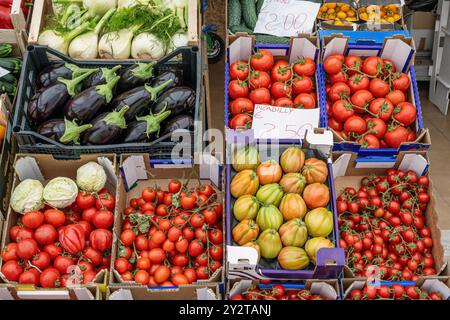 Pomodori e altri ortaggi in vendita sul mercato Foto Stock