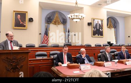 Da sinistra, Rep. Brad Sherman (D-CA), sul podio, il generale James Jones (ret.), il 21° Consigliere per la sicurezza nazionale degli Stati Uniti e il 14° Comandante Supremo alleato, Gen. Keith Kellogg Jr. (ret.); ex Consigliere per la sicurezza nazionale del Vice Presidente degli Stati Uniti; Gen. Tod Wolters (ret.), il 19° Comandante supremo alleato Europa; AMB. Lincoln Bloomfield Jr., ex Vice Segretario di Stato per gli affari politico-militari degli Stati Uniti; durante un briefing del Congresso alla camera dei rappresentanti degli Stati Uniti. Briefing del Congresso alla camera dei rappresentanti degli Stati Uniti sulle minacce del regime iraniano, incluso il destab regionale Foto Stock