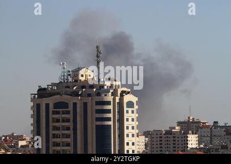 Gaza City, Striscia di Gaza, 4 maggio 2019. Gli aerei israeliani bombardano il sito di Abu Jarad, appartenente al movimento Hamas, nel sud di Gaza. L'attacco fa parte degli attacchi aerei israeliani in corso svoltisi questo sabato nella Striscia di Gaza, che sono arrivati in risposta a decine di razzi lanciati da Gaza a Israele all'inizio di sabato. Questo sabato le forze di difesa israeliane hanno preso di mira una serie di siti militari appartenenti ad Hamas, in quanto considerano il movimento palestinese responsabile di tutti gli incidenti che si verificano nella Striscia o che provengono da essa Foto Stock