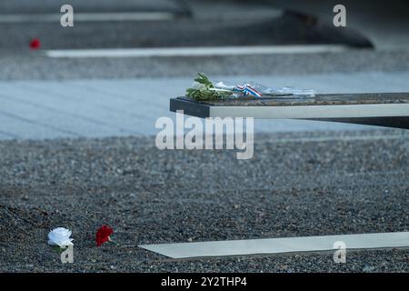 Arlington, Stati Uniti. 11 settembre 2024. I fiori sono collocati sui banchi commemorativi delle vittime dell'attacco del Pentagono dell'11 settembre 2024 per celebrare 23 anni dagli attacchi terroristici del 9/11 ad Arlington, Virginia, mercoledì 11 settembre 2024. Foto di Annabelle Gordon/UPI. Crediti: UPI/Alamy Live News Foto Stock