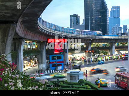 Il BTS Skytrain si precipita in alto, intorno alla rotatoria del Victory Monument. Foto Stock