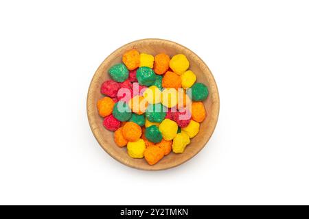 Polpette di patate al formaggio colorate spuntini in una palla di legno su sfondo bianco con vista dall'alto Foto Stock