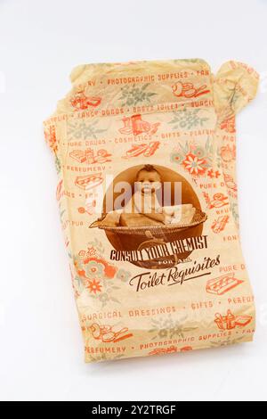 sacchetto di carta vintage di farmacia con un bambino in un cestino isolato su sfondo bianco Foto Stock