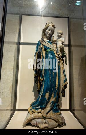 Parigi, Francia - 10 aprile 2023: Scultura Virgin and Child on a Crescent Moon nel museo Louvre di Parigi, Francia. È un museo d'arte nazionale fondato a Foto Stock