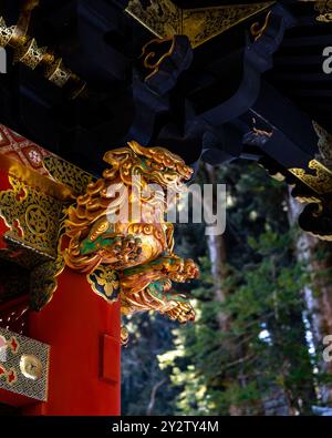 Un'intricata e ornata statua del Guardiano presso la porta Yomeimon presso il santuario buddista Shinto Toshogu a Nikko, Giappone. Foto Stock