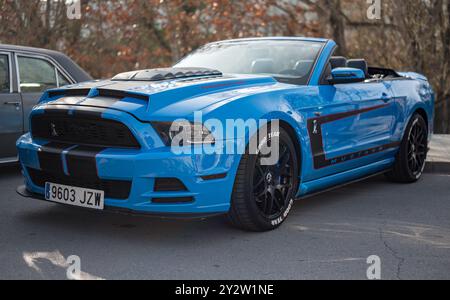 Vista frontale di un'auto sportiva Ford Mustang americana di quinta generazione, versione Shelby Boss, blu con finiture nere, convertibile Foto Stock