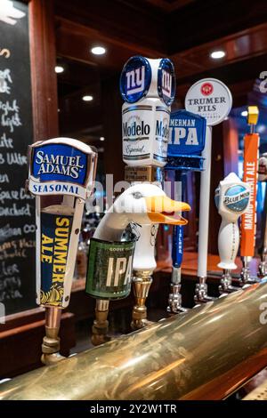 Primo piano delle birre alla spina al pub Blackwell's, New York City, Stati Uniti, 2024 Foto Stock