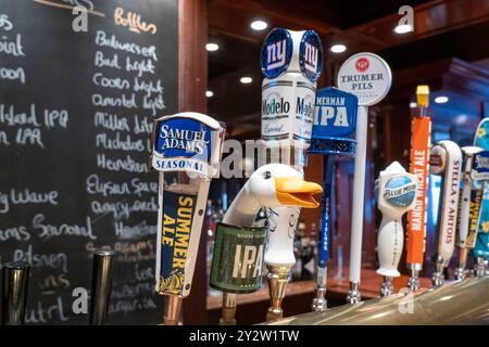 Primo piano delle birre alla spina al pub Blackwell's, New York City, Stati Uniti, 2024 Foto Stock