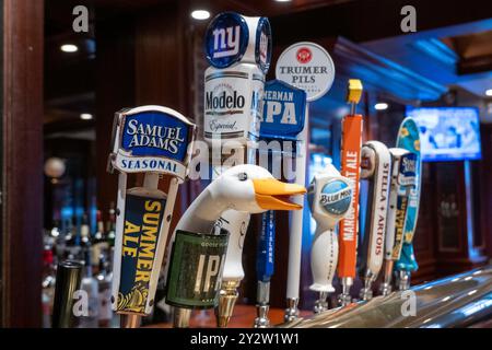 Primo piano delle birre alla spina al pub Blackwell's, New York City, Stati Uniti, 2024 Foto Stock