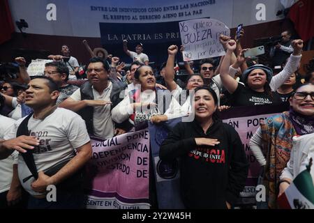 I lavoratori giudiziari che protestavano contro la controversa riforma giudiziaria del presidente messicano Andres Manuel Lopez Obrador, si fecero strada al Senato della Repubblica, interrompendo la sessione sull'approvazione della riforma giudiziaria. Il 10 settembre 2024 a città del Messico, Messico. (Foto di Ian Robles/ credito: Eyepix Group/Alamy Live News Foto Stock