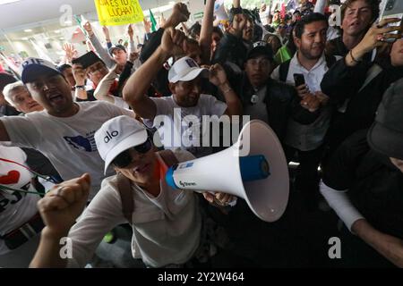 I lavoratori giudiziari che protestavano contro la controversa riforma giudiziaria del presidente messicano Andres Manuel Lopez Obrador, si fecero strada al Senato della Repubblica, interrompendo la sessione sull'approvazione della riforma giudiziaria. Il 10 settembre 2024 a città del Messico, Messico. (Foto di Ian Robles/ credito: Eyepix Group/Alamy Live News Foto Stock