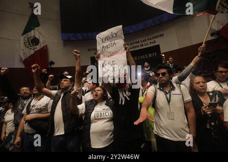 I lavoratori giudiziari che protestavano contro la controversa riforma giudiziaria del presidente messicano Andres Manuel Lopez Obrador, si fecero strada al Senato della Repubblica, interrompendo la sessione sull'approvazione della riforma giudiziaria. Il 10 settembre 2024 a città del Messico, Messico. (Foto di Ian Robles/ credito: Eyepix Group/Alamy Live News Foto Stock