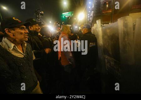 La polizia antisommossa si confronta con i manifestanti che protestano contro la controversa riforma giudiziaria del presidente messicano Andres Manuel Lopez Obrador al di fuori dell'ex sede del Senato a Xicoténcatl. Il 10 settembre 2024 a città del Messico, Messico. Poto di Ian Robles/ credito: Eyepix Group/Alamy Live News Foto Stock