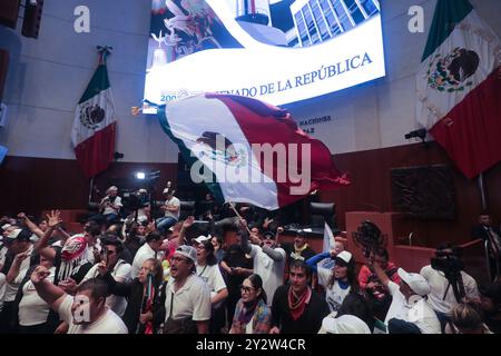 I lavoratori giudiziari che protestavano contro la controversa riforma giudiziaria del presidente messicano Andres Manuel Lopez Obrador, si fecero strada al Senato della Repubblica, interrompendo la sessione sull'approvazione della riforma giudiziaria. Il 10 settembre 2024 a città del Messico, Messico. (Foto di Ian Robles/ credito: Eyepix Group/Alamy Live News Foto Stock