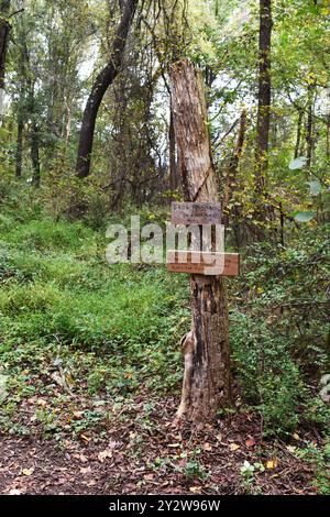 Un paio di segnali che indicano la strada al Constitution Lakes Park di Atlanta, Georgia Foto Stock