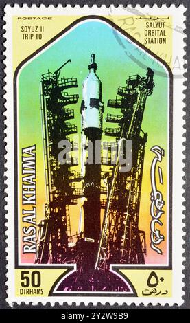 Francobollo cancellato, stampato da Ras al Khaimah, che mostra Sojuz II, esplorazione spaziale, circa 1971. Foto Stock