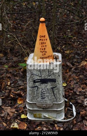 Una citazione su un cono stradale presso il Doll's Head Trail di Atlanta, Georgia - "bisogna cercare il percorso della conoscenza" Foto Stock