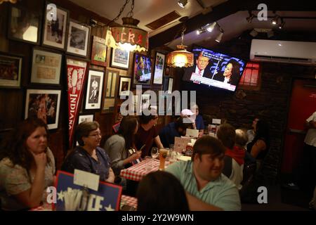 Bloomington, Stati Uniti. 10 settembre 2024. I membri del pubblico guardano come il candidato del presidente repubblicano Donald Trump e il candidato democratico Kamala Harris discutono sulla CNN il 10 settembre 2024 a Bloomington, Indiana. Dopo aver ottenuto la nomina del Partito Democratico in seguito alla decisione del presidente Joe Biden di lasciare la corsa, il candidato presidenziale Democratico, il vicepresidente degli Stati Uniti Kamala Harris affronta la candidatura presidenziale repubblicana, l'ex presidente Donald Trump. (Foto di Jeremy Hogan/SOPA Images/Sipa USA) credito: SIPA USA/Alamy Live News Foto Stock